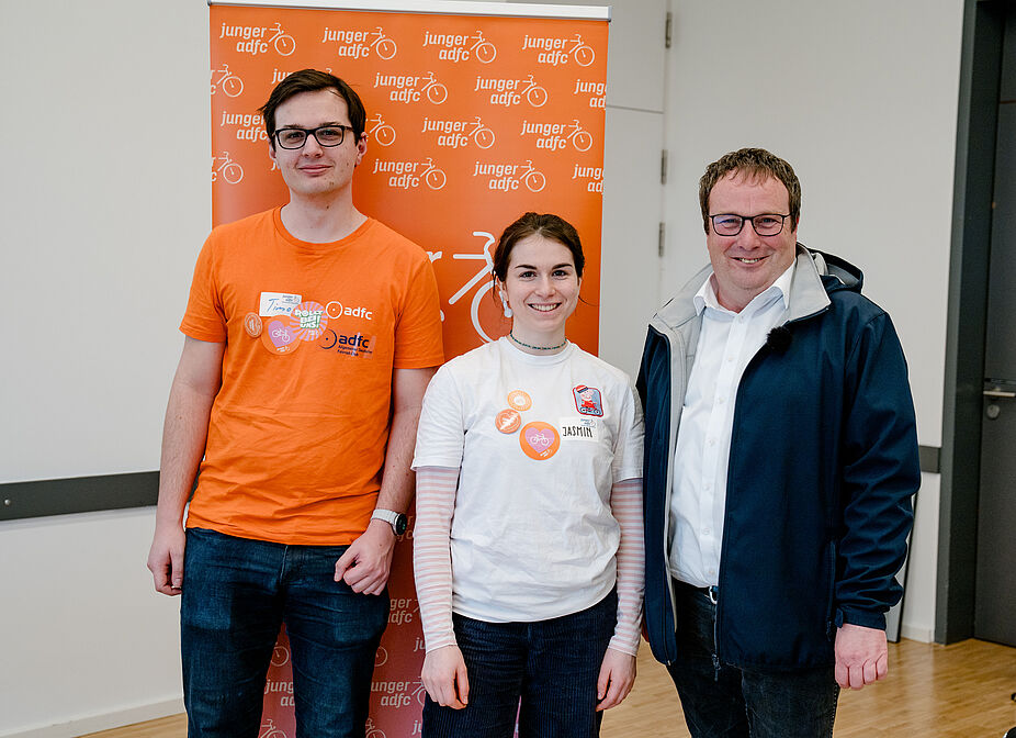 Das neu gewählte Sprecher:innen-Duo des Jungen ADFC NRW mit Minister Krischer Die frisch gewählten Sprecher:innen des Jungen ADFC NRW, Timo Giese und Jasmin Azari freuen sich mit Verkehrs- und Umweltminister Oliver Krischer über eine erfolgreiche erste Landesjugendversammlung.