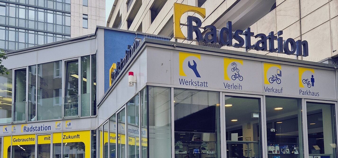 Radstation Düsseldorf Die Radstation am Düsseldorfer Hauptbahnhof, im Vordergrund steht ein Fahrrad an einen Beton-Poller gelehnt