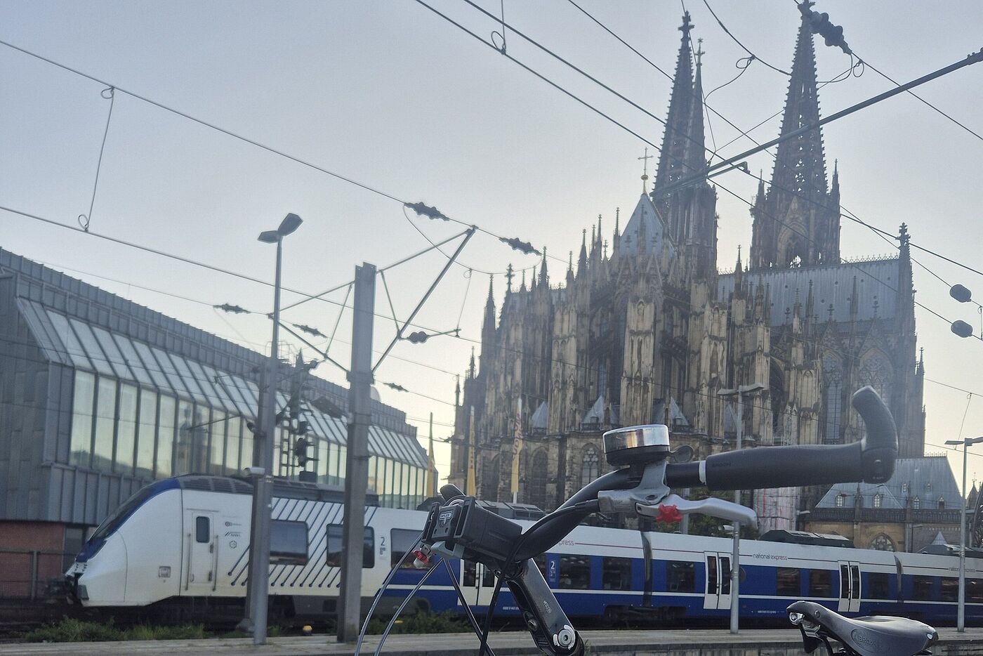 Bahn, Kölner Dom und Rad. 
