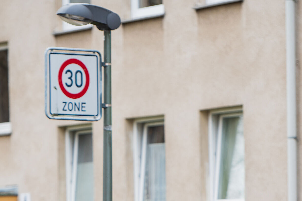 Die generelle Reduzierung der zulässigen Höchstgeschwindigkeit innerörtlich auf 30 km/h wäre ein großer Schritt für die Sicherheit von Radverkehr und Fußgängern. Es bleibt vorerst aber bei extra ausgewiesenen 30-Zonen.