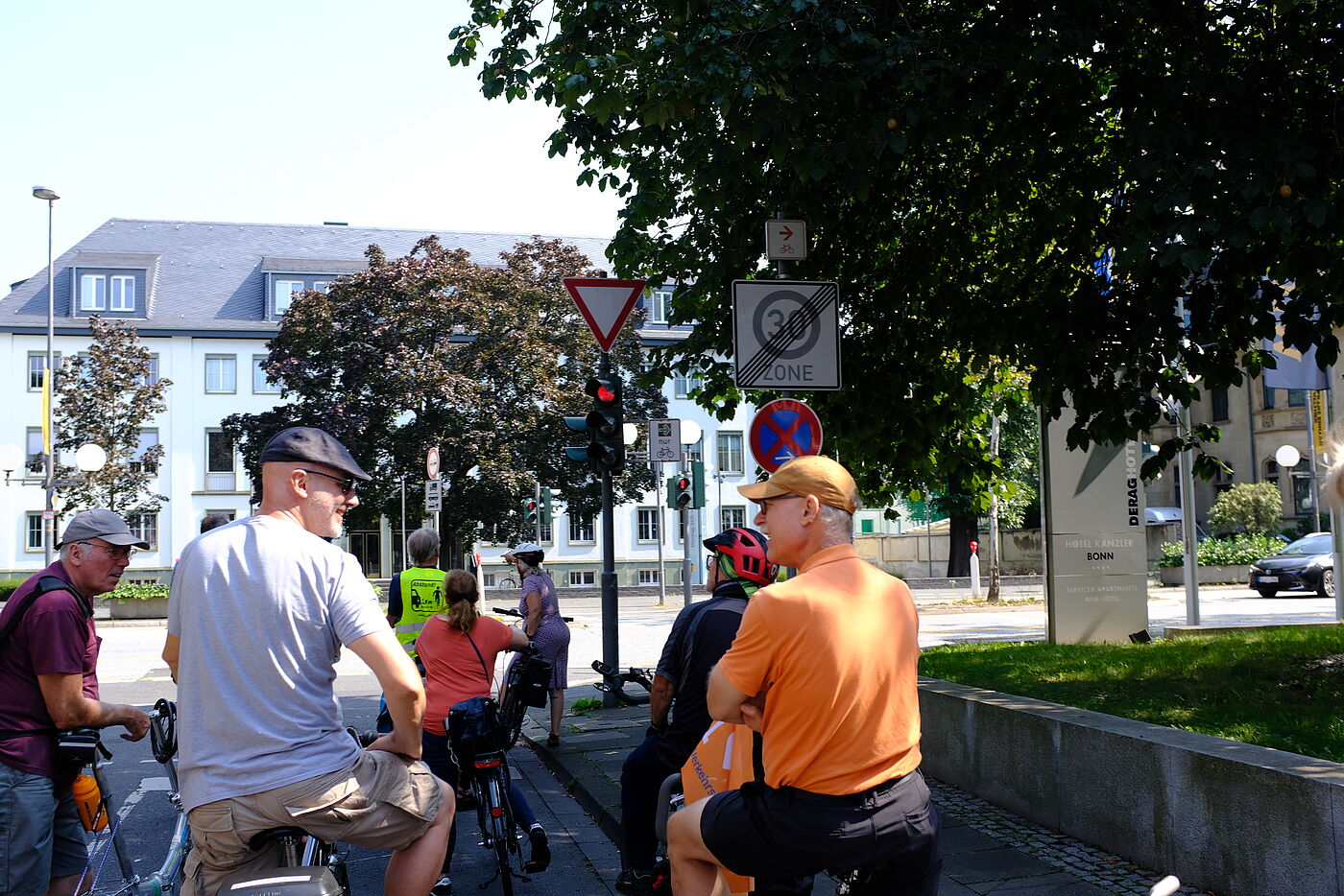 2024-08-Exkursion_Bonn_-_ADFC_NRW__19 Schneller voran dank grünem Pfeil: Die Stadt installierte sukzessive für Radfahrende an dutzenden Kreuzungen Schilder mit einem grünen Abbiegepfeil. An diesen Stellen müssen Radfahrende kurz anhalten, den Verkehr einschätzen und dürfen dann trotz roter Ampel abbiegen.