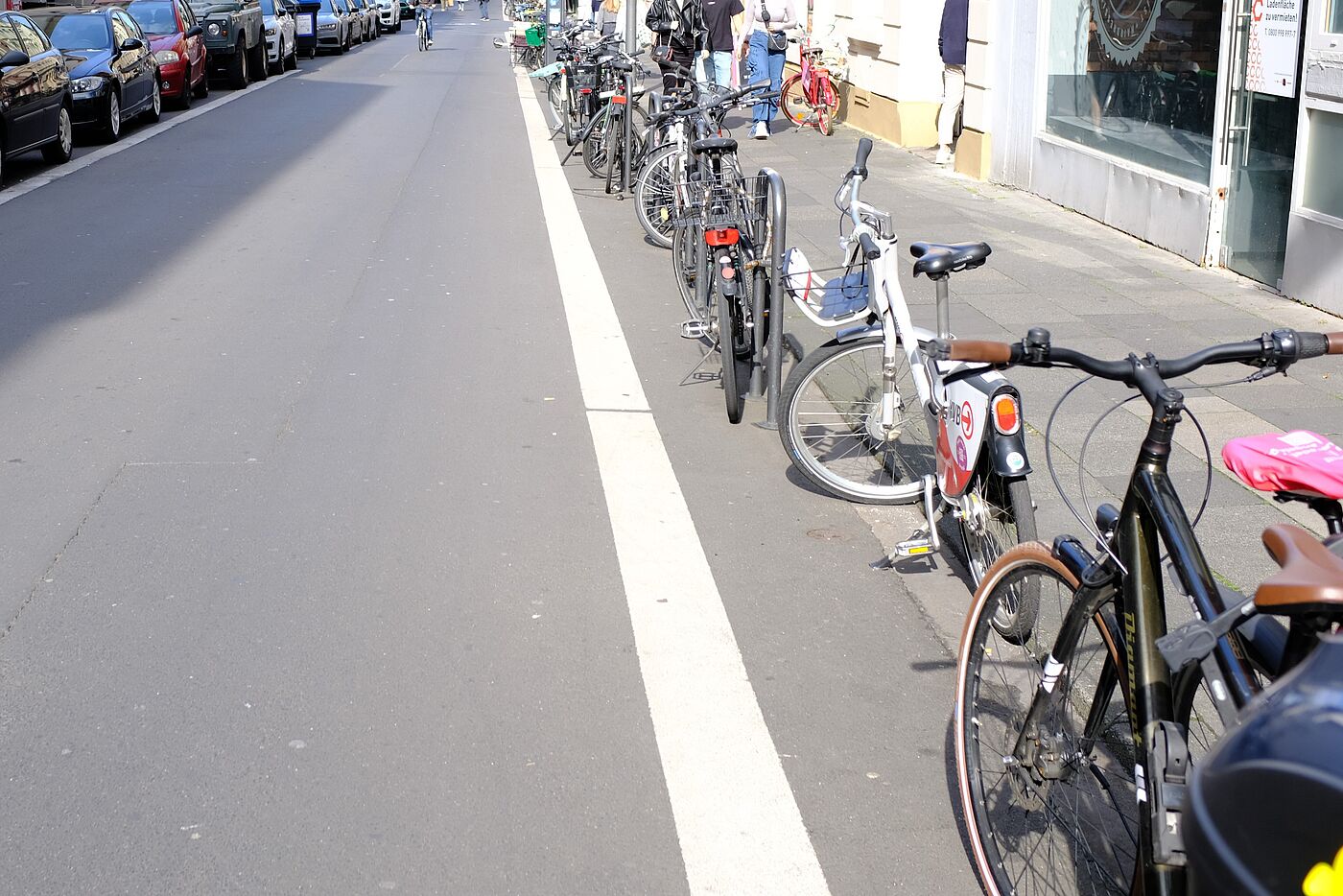 Friesenwall Bereits vor einigen Jahren hat die Bezirksvertretung Innenstadt den Weg für die Umsetzung eines weiteren Bausteins des Radverkehrskonzepts Innenstadt (RVKI) freigemacht und für die Umwandlung des gesamten Friesenwalls zwischen „Im Klapperhof“ und Mittelstraße (Rudolfplatz) in eine Fahrradstraße gestimmt. Es wurde auch ein Multifunktionsstreifen eingerichtet. Das Projekt hat den Deutschen Fahrradpreis gewonnen.