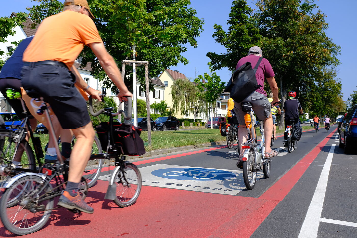 2024-08-Exkursion_Bonn_-_ADFC_NRW__78 Zügiges vorankommen auf einer Fahrradstraße in Bonn. Wer auf der Fahrradstraße unterwegs ist, genießt an den meisten Querstraßen Vorfahrt.