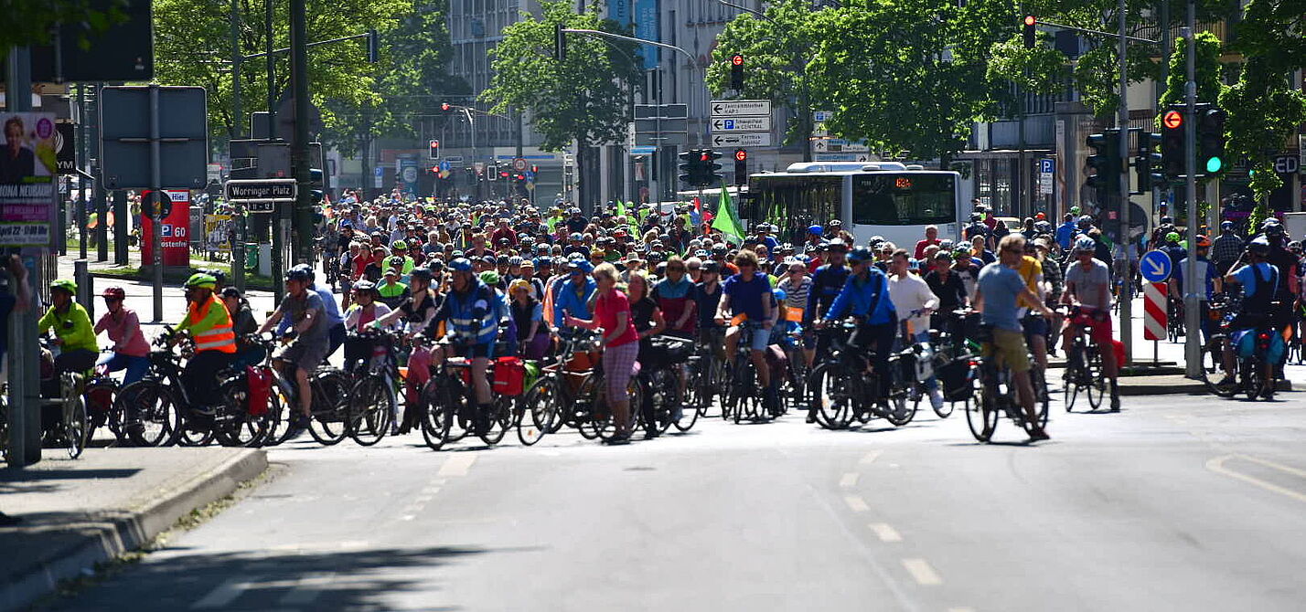 5000 Radfahrende in der Landeshauptstadt Düsseldorf bei der ADFC Sternfahrt 2022 Viele Radfahrende auf einer Straße in Düsseldorf bei der ADFC Sternfahrt NRW 2022