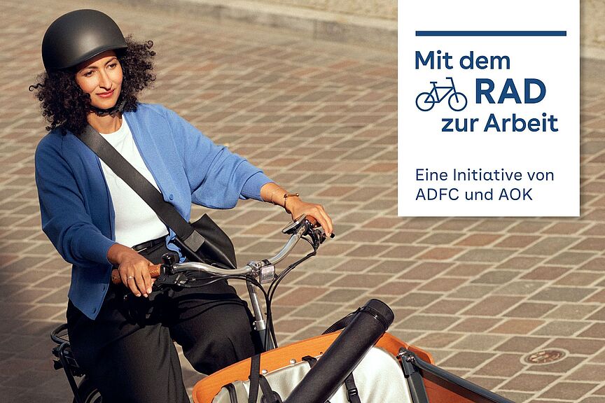 Mit dem Rad zur Arbeit 2023 Eine Frau fährt mit einem Lastenrad.