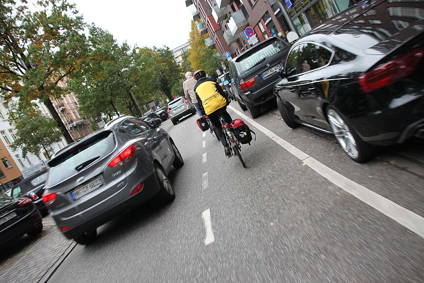 Überholvorgang in der Langen Reihe in Hamburg. Radfahrer wird mit weniger als 1,5 überholt