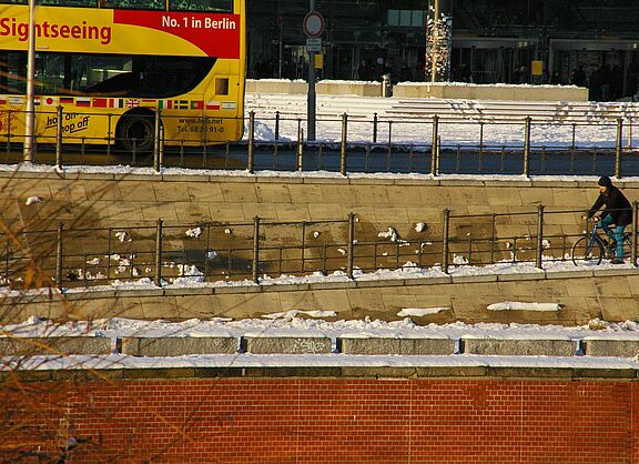 Radfahrer fährt bei Schnee im Winter Rad